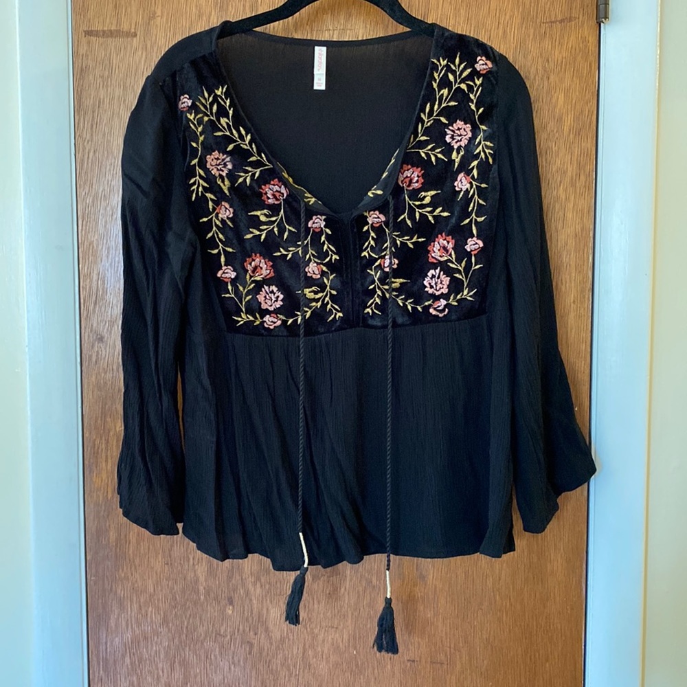 Xhilaration floral tassel blouse